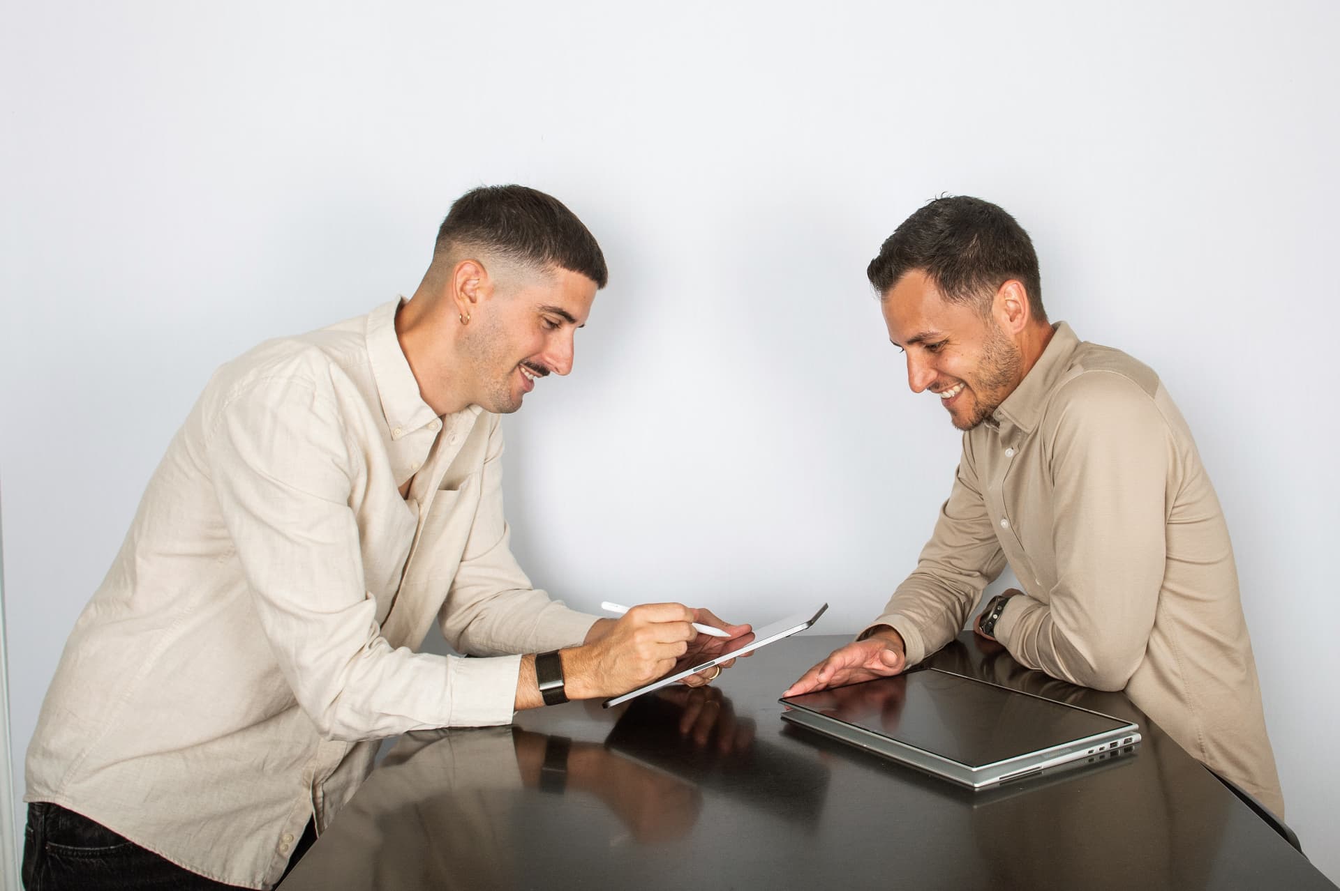 Dario Vistocco und Samuel Vila bei der gemeinsamen Arbeit